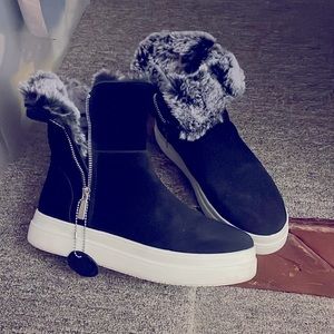 Super cozy Jslides comfy warm sneaker size 9.5m faux fur lining waterproof